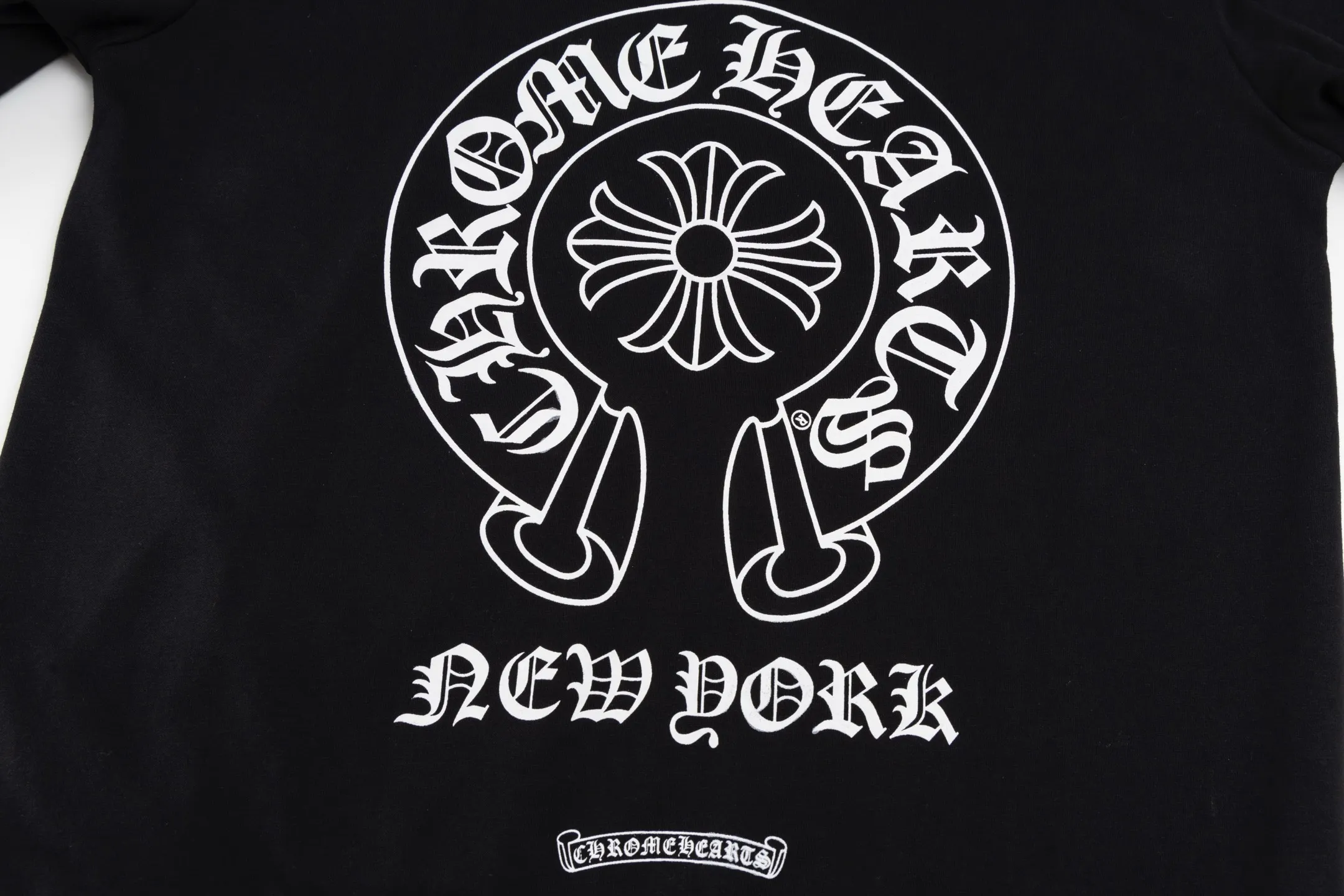🅿️520 [Exclusive supply] CH Crow Heart New York City Limited Hooded Jacket The fabric is made of high-quality 42-count 380g pure cotton fabric, bringing a comfortable wearing experience. The sweatshirt is designed to be the same for men and women, in classic black color with the brand's iconic elements. The specially customized cross antique silver zipper pull shows the brand's luxurious details, and the zipper is smooth and durable. The imported ink printing process ensures three-dimensional and full patterns and long-lasting colors. As a city-limited element, the horseshoe print shows a unique New York style. The body is exquisitely tailored, and the hood design is practical and fashionable. The cuffs and hem are elasticated to improve warmth and stiffness. yb's customization process ensures that each sweater meets perfect shipping standards, and everything from fabric selection to finished product production is strictly controlled. This sweatshirt not only retains Chrome Hearts' consistent street luxury style, but also incorporates city-limited features. It is a boutique item with both collection value and daily wear. Size:S/M/L